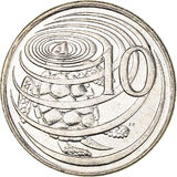 Реверс монеты Каймановых островов: alt="Реверс серебристой монеты. в центре морская черепаха, плывущая сквозь стилизованные круговые волны. Справа крупный номинал 10. Линии волн перекрывают панцирь и ласты черепахи. Справа внизу мелкие инициалы дизайнера SD.
